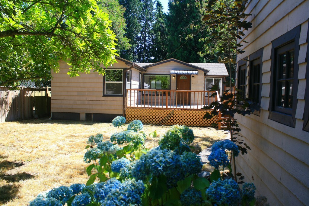 Property Photo:  415 N 107th St  WA 98133 