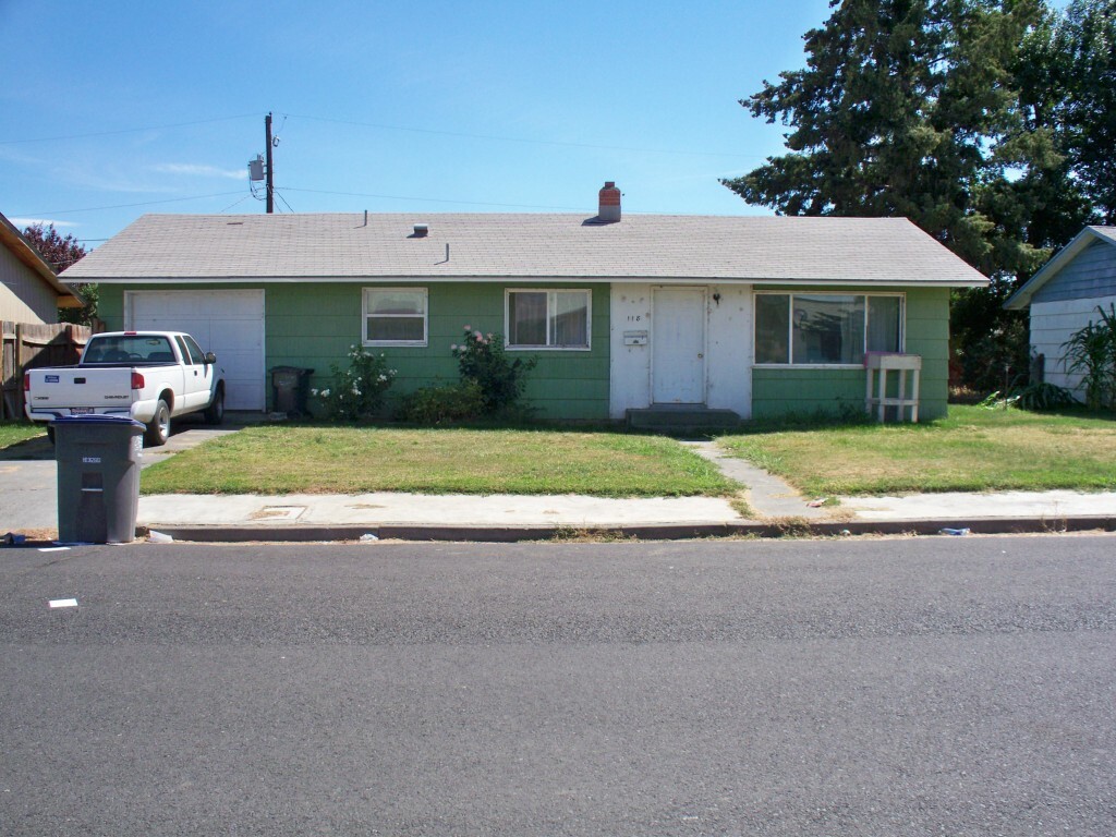 Property Photo:  118 E St NE  WA 98848 