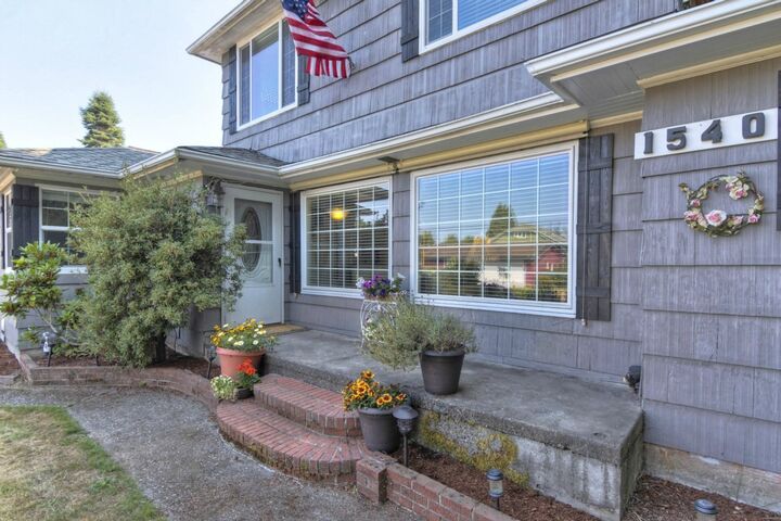 Property Photo:  1540 Bayview Ave  WA 98230 