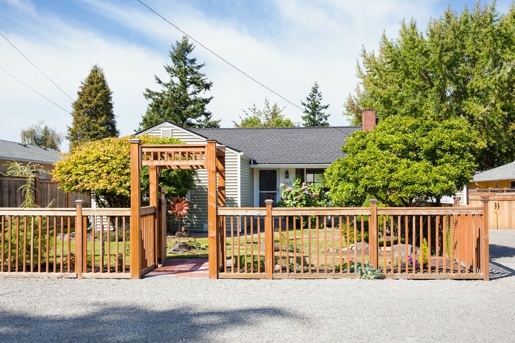 Property Photo:  15621 18 Ave SW  WA 98166 