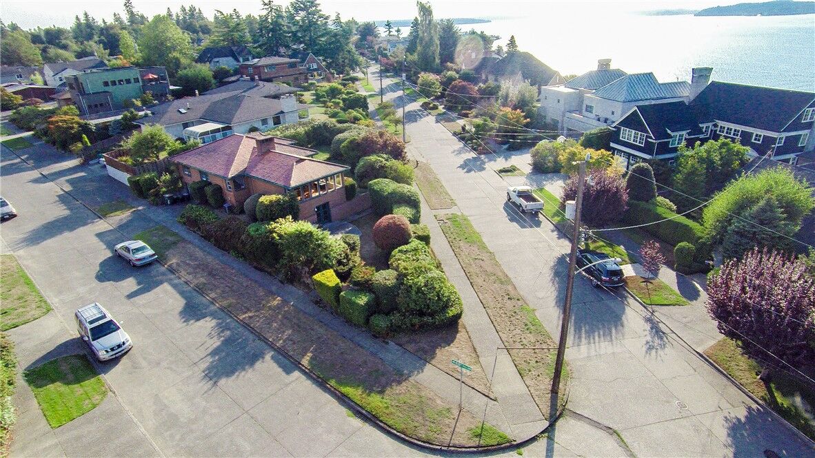 Property Photo:  1906 Sunset Ave SW  WA 98116 