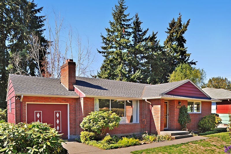 Property Photo:  10545 Ashworth Ave N  WA 98133 