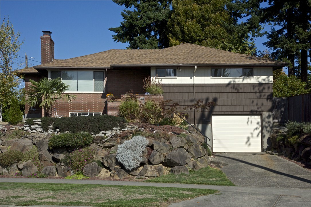 Property Photo:  4600 S Othello St  WA 98118 