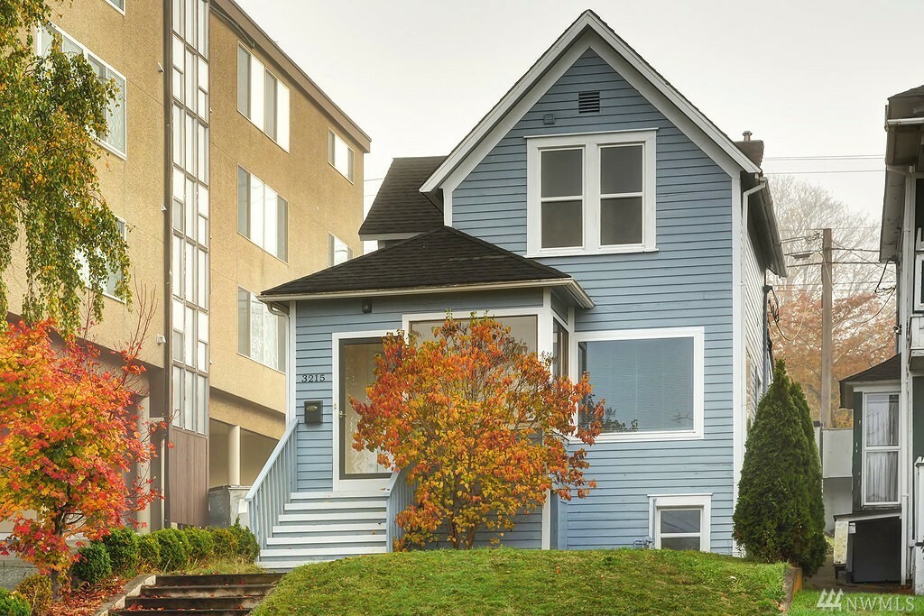 Property Photo:  3215 Hoyt Ave  WA 98201 