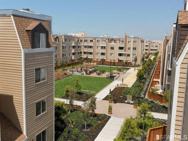 Property Photo:  6400 Christie Avenue 3323  CA 94608 