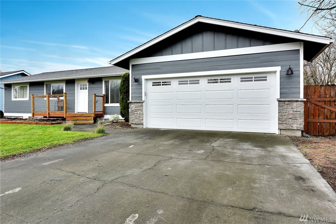 Property Photo:  807 Nooksack Ave  WA 98276 