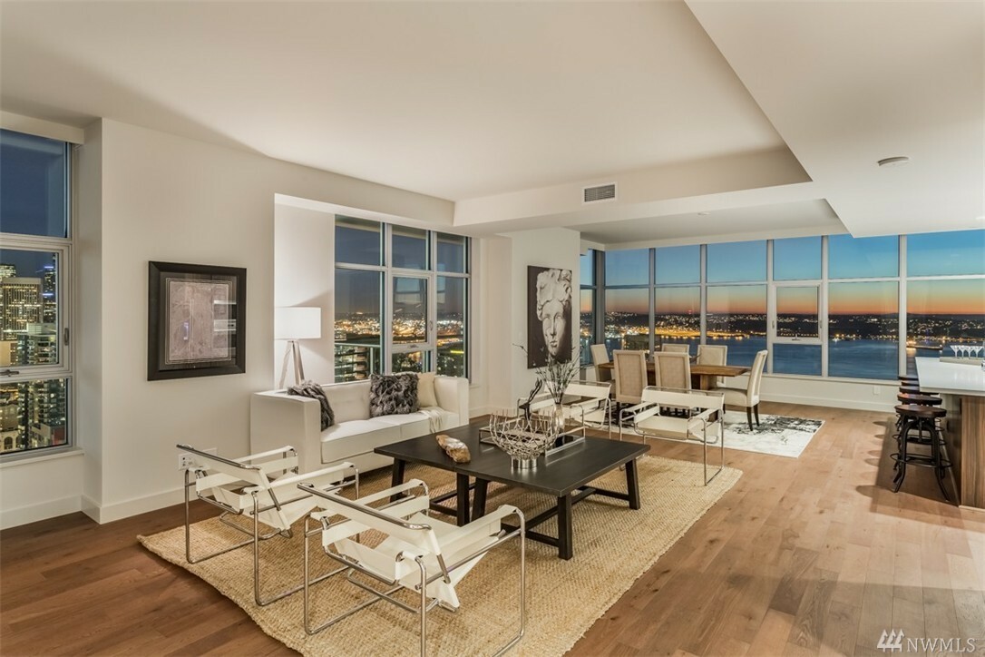 Property Photo: 588 Bell St 4003S WA 98121