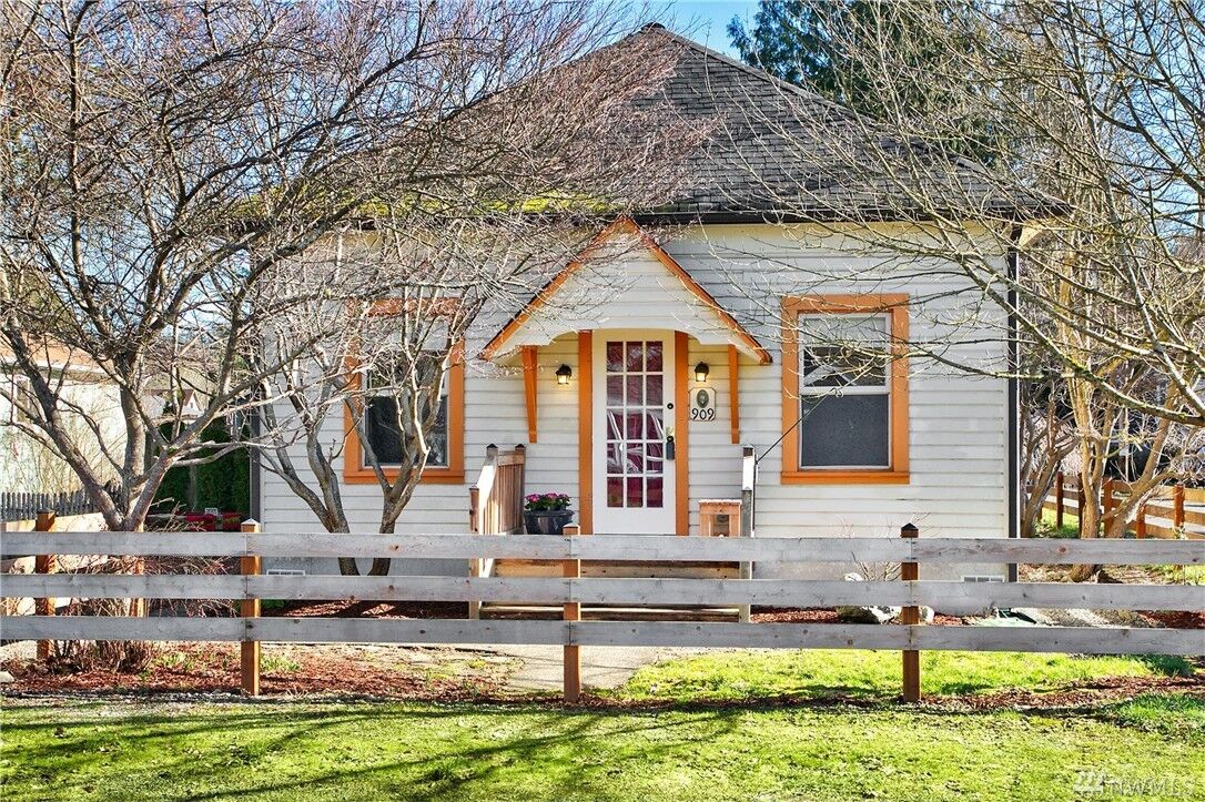 Property Photo:  909 Mill Ave  WA 98290 