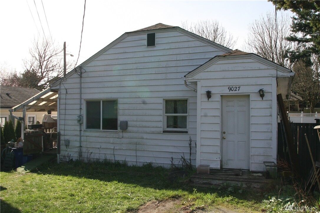Property Photo:  9027 8th Avenue SW  WA 98106 