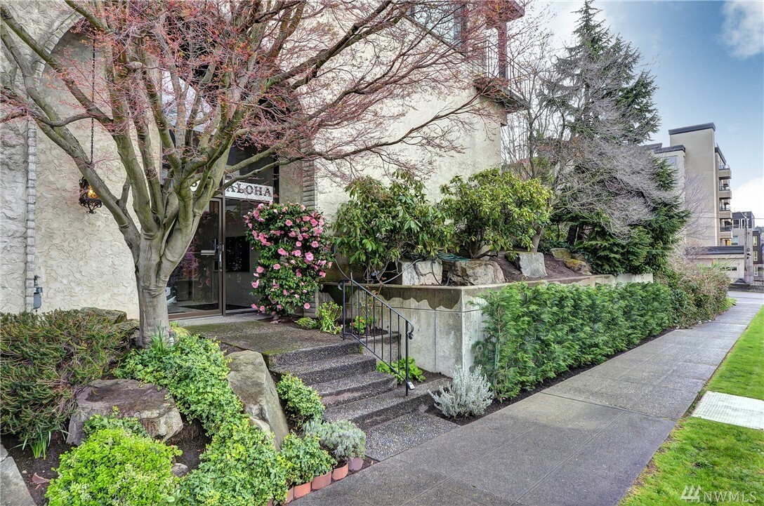 Property Photo:  610 Aloha St 302  WA 98109 