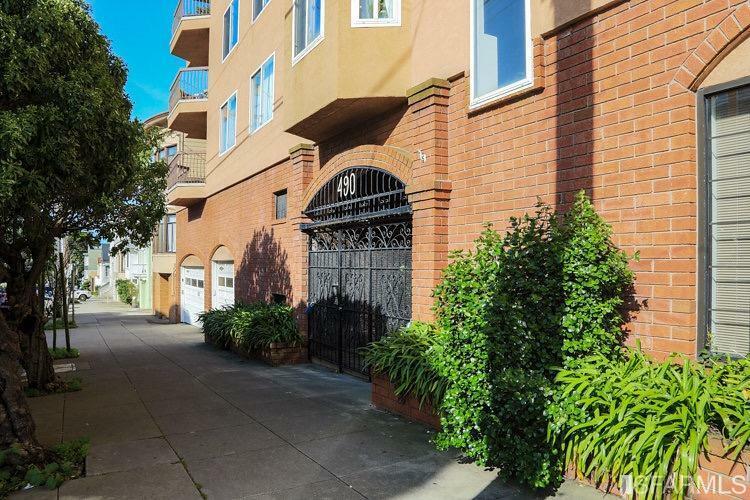 Property Photo:  490 33rd Avenue 207  CA 94121 