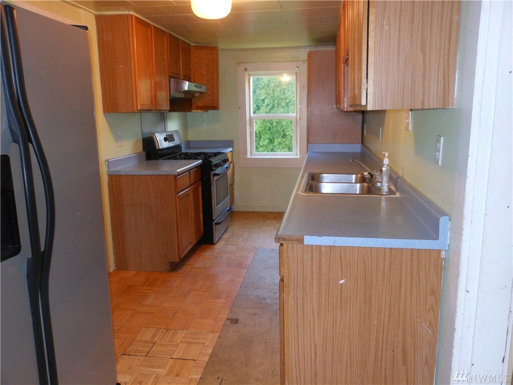 Property Photo:  1109 E Victoria Ave  WA 98233 