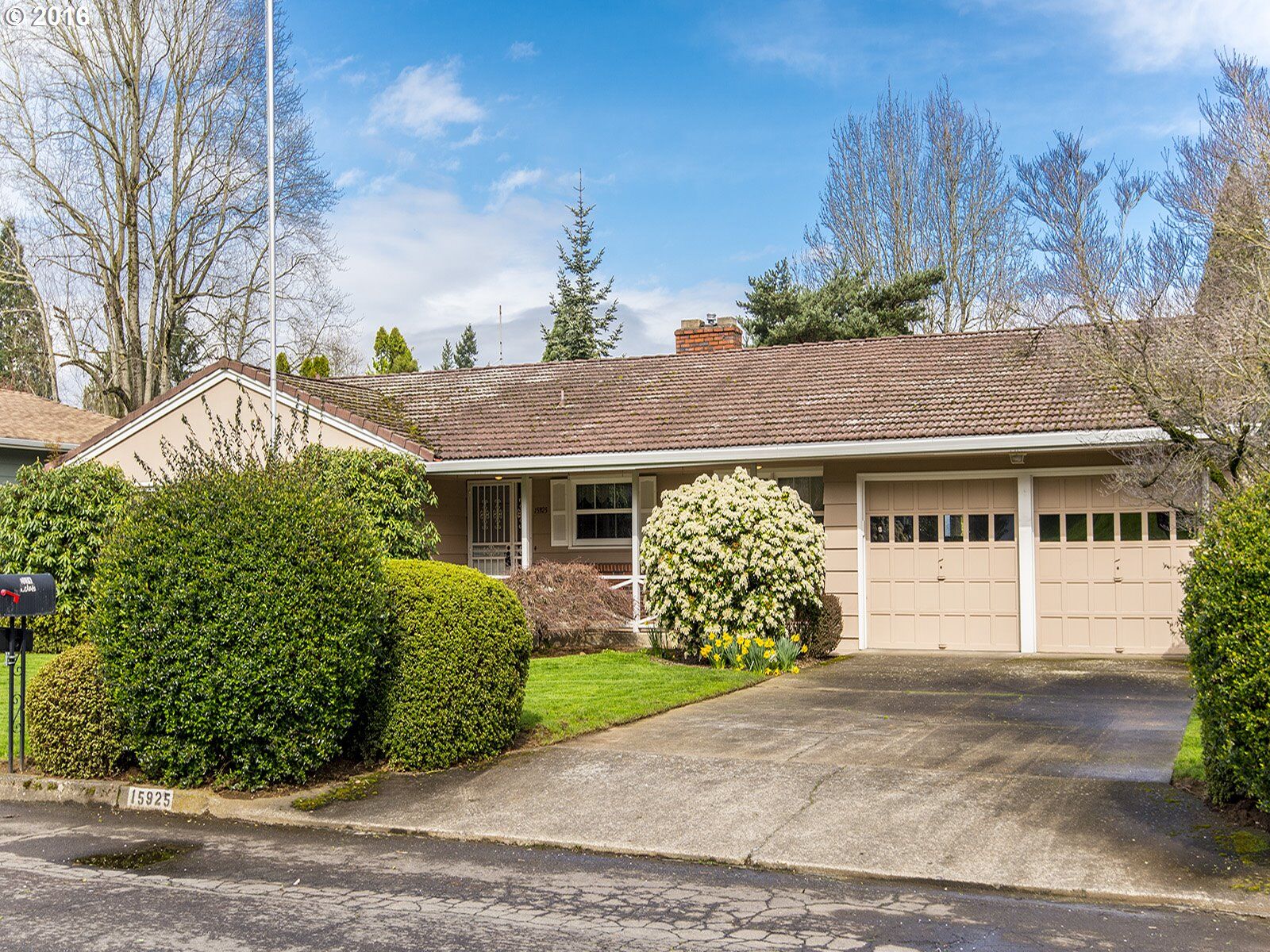 Property Photo:  15925 NE Rose Pkwy  OR 97230 