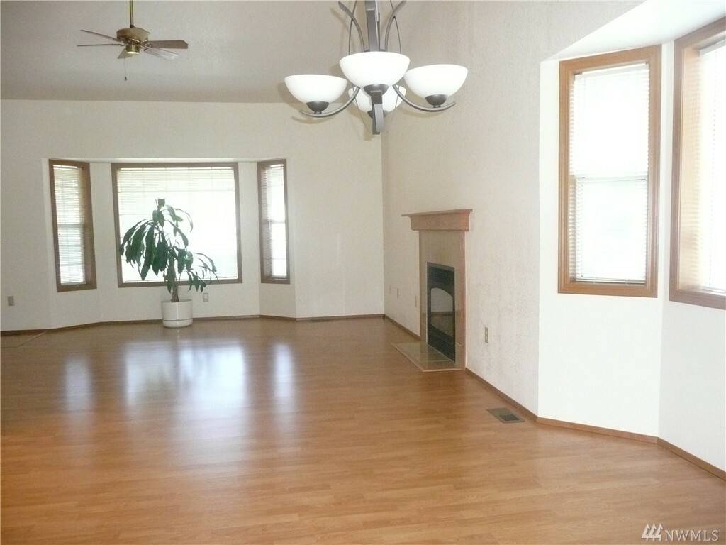 Property Photo: 4722 8 Ave NE WA 98516