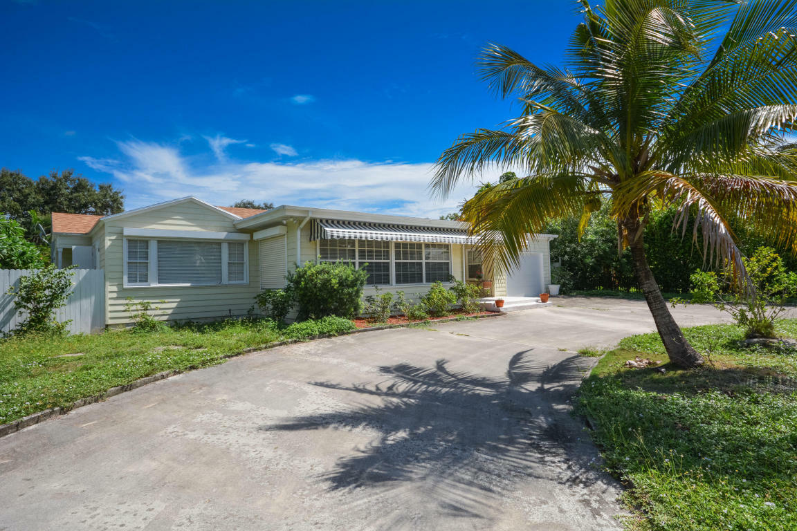 Property Photo: 10 Lake Court FL 33444