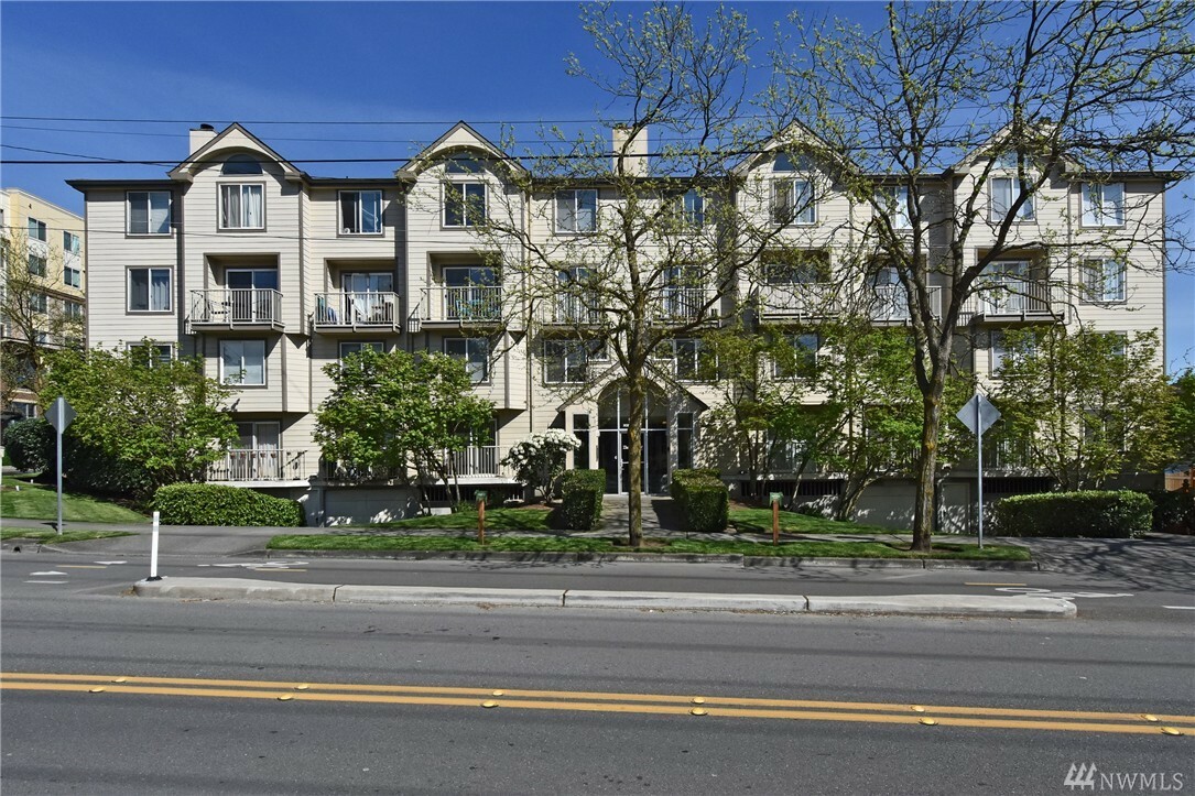 Property Photo: 903 N 130th St 307 WA 98133