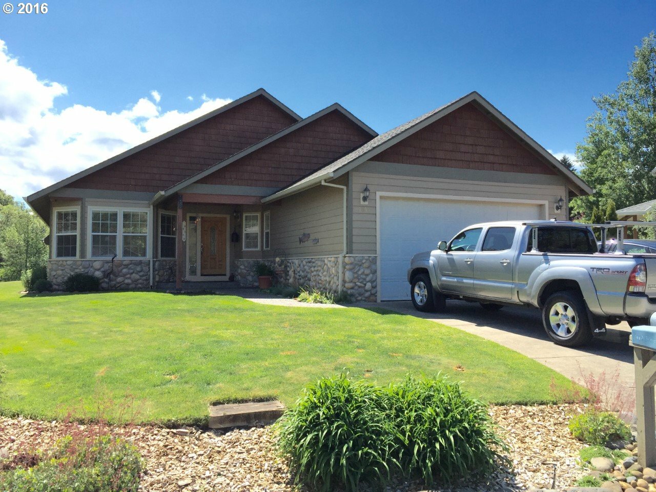 Property Photo: 1054 Quail Ct OR 97031