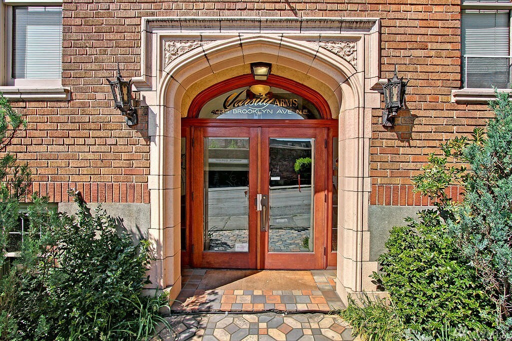 Property Photo: 4235 Brooklyn Ave NE 205 WA 98105