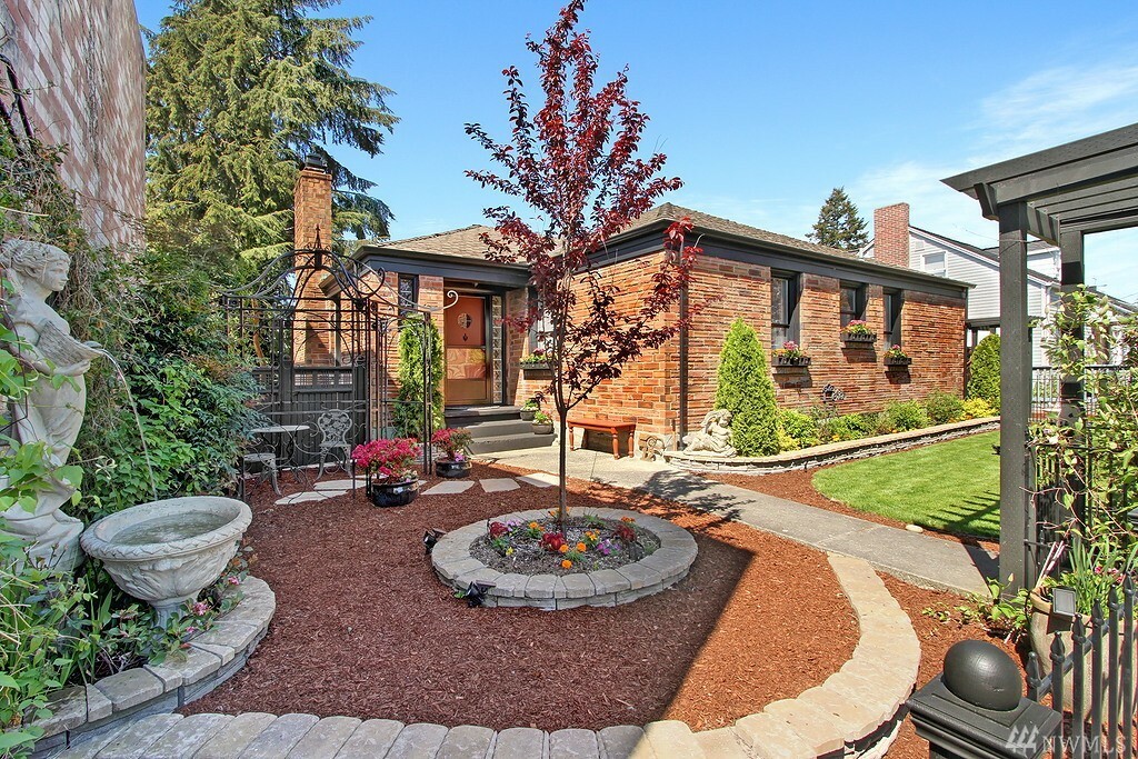 Property Photo: 207 5th Ave N WA 98020