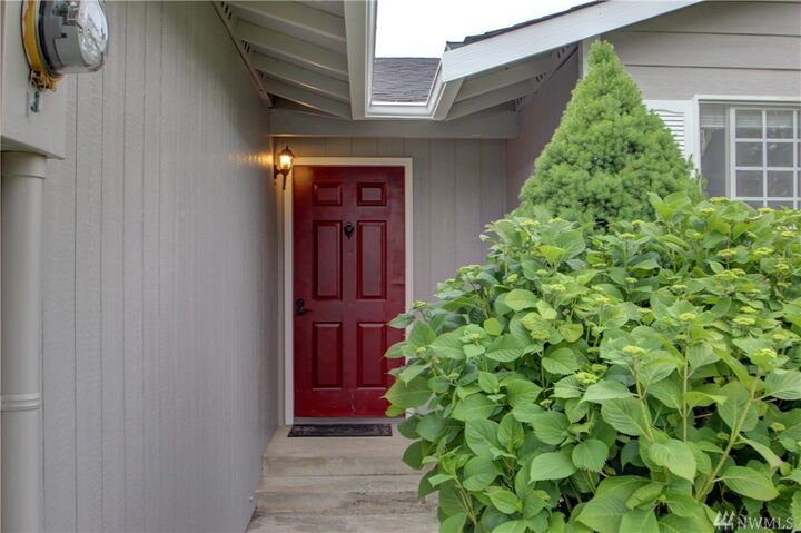 Property Photo: 915 Vera Ct WA 98273