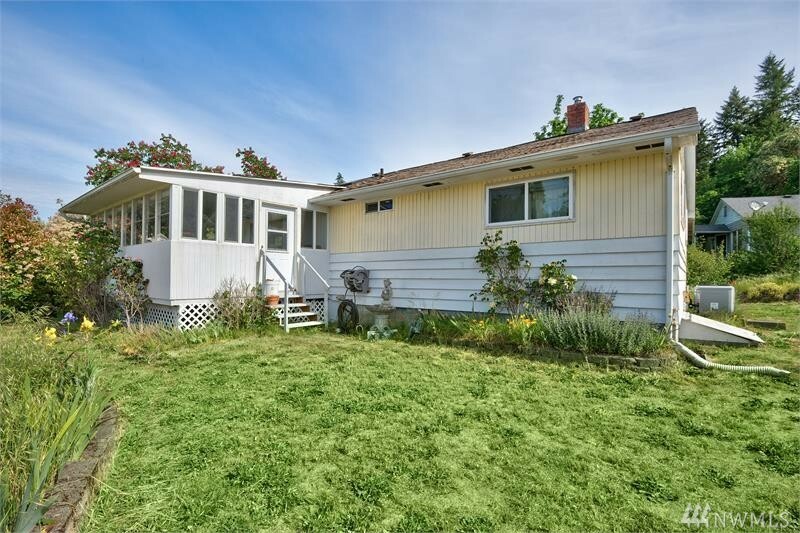 Property Photo:  205 Willow St  WA 98310 