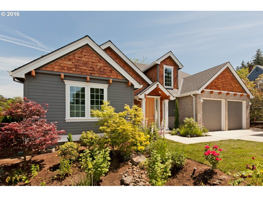 Property Photo:  1287 Bickner St  OR 97034 