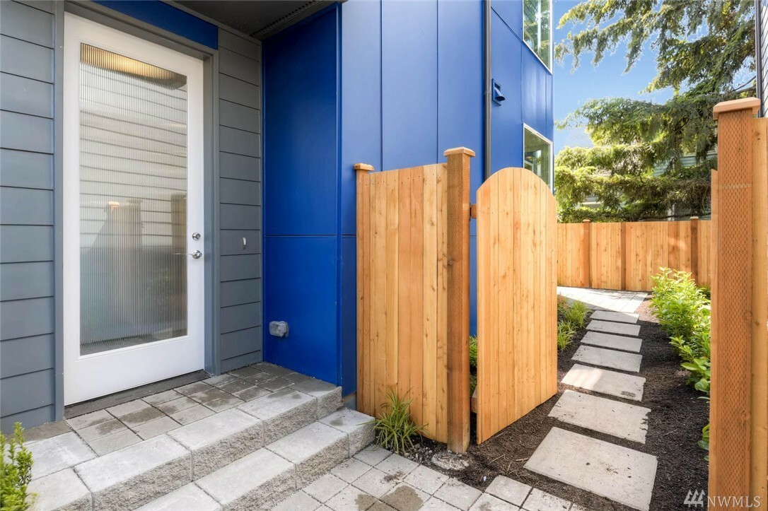 Property Photo: 5628 Fauntleroy Wy SW WA 98136