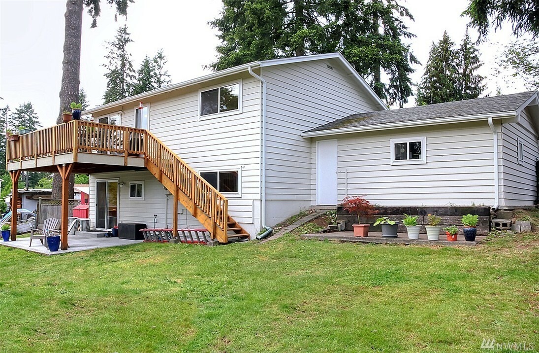 Property Photo:  21703 6th Ave W  WA 98021 