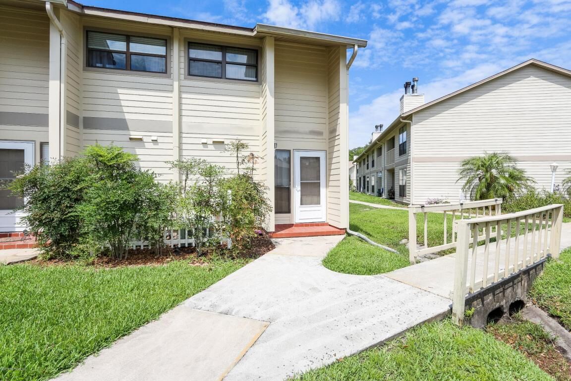 Property Photo:  119 Hiawatha Court  FL 32131 