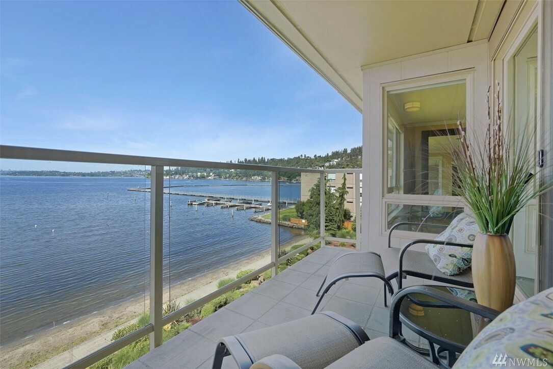 Property Photo:  9727 NE Juanita Dr 403  WA 98034 