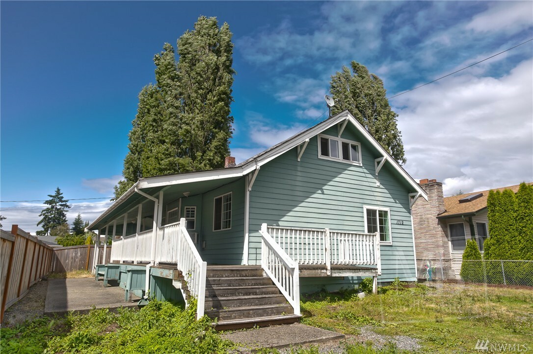 Property Photo:  1712 NE 24th St  WA 98056 