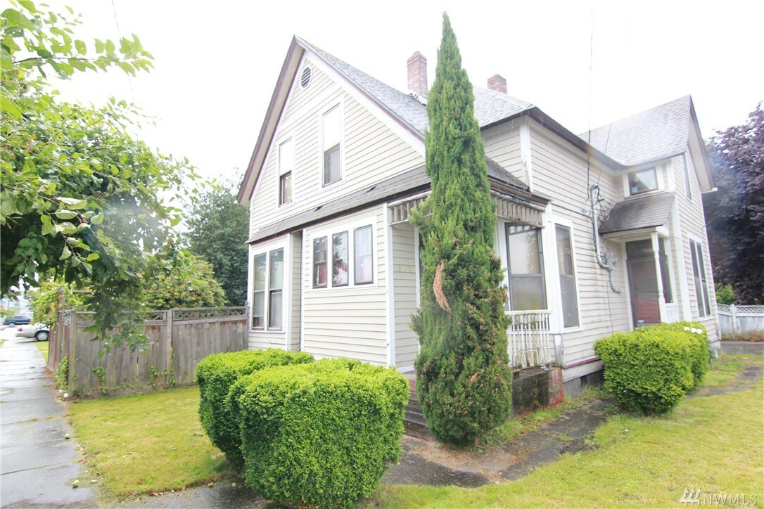 Property Photo:  302 4th Ave NW  WA 98371 