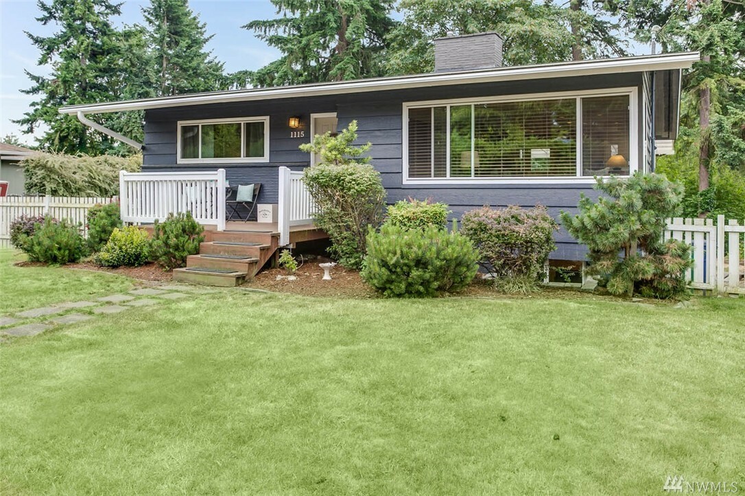 Property Photo:  1115 SW 166th St  WA 98166 