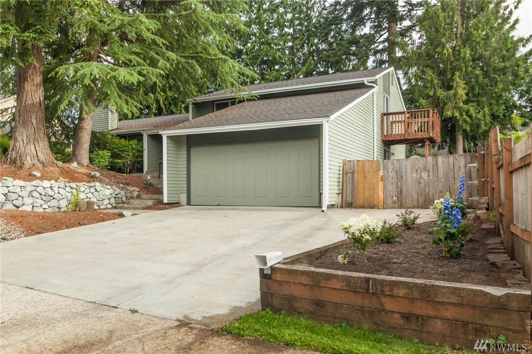 Property Photo: 3034 Scenic Dr SE WA 98092