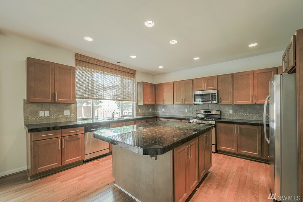 Property Photo: 27582 214th Ave SE WA 98038