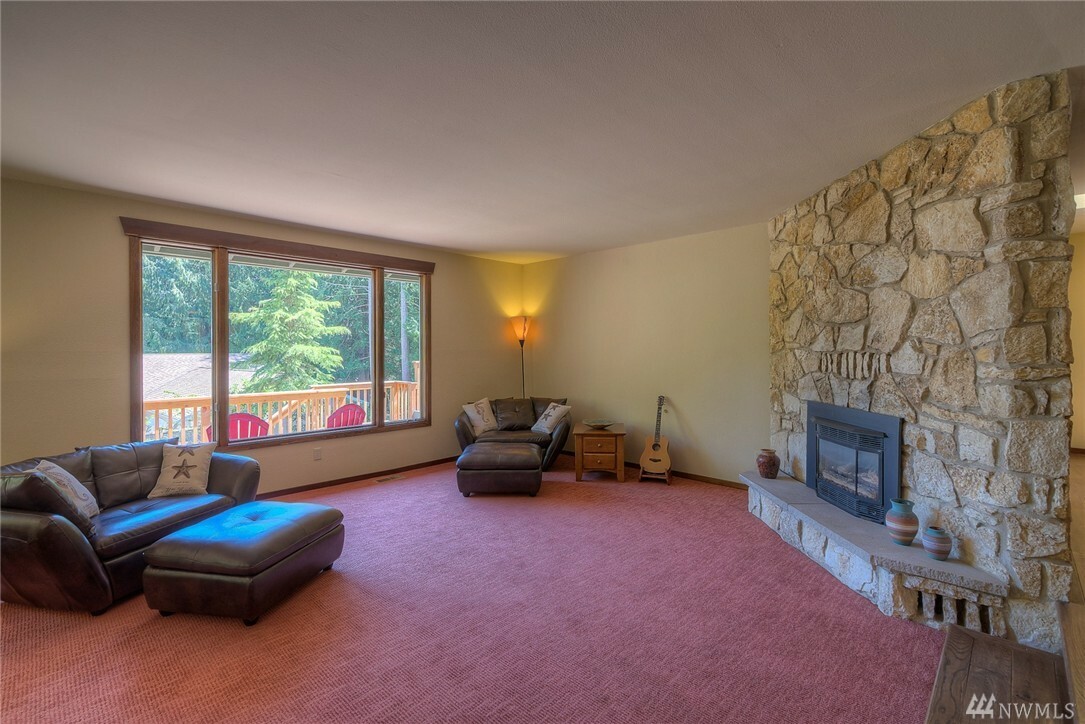 Property Photo:  1047 Puget Dr E  WA 98366 