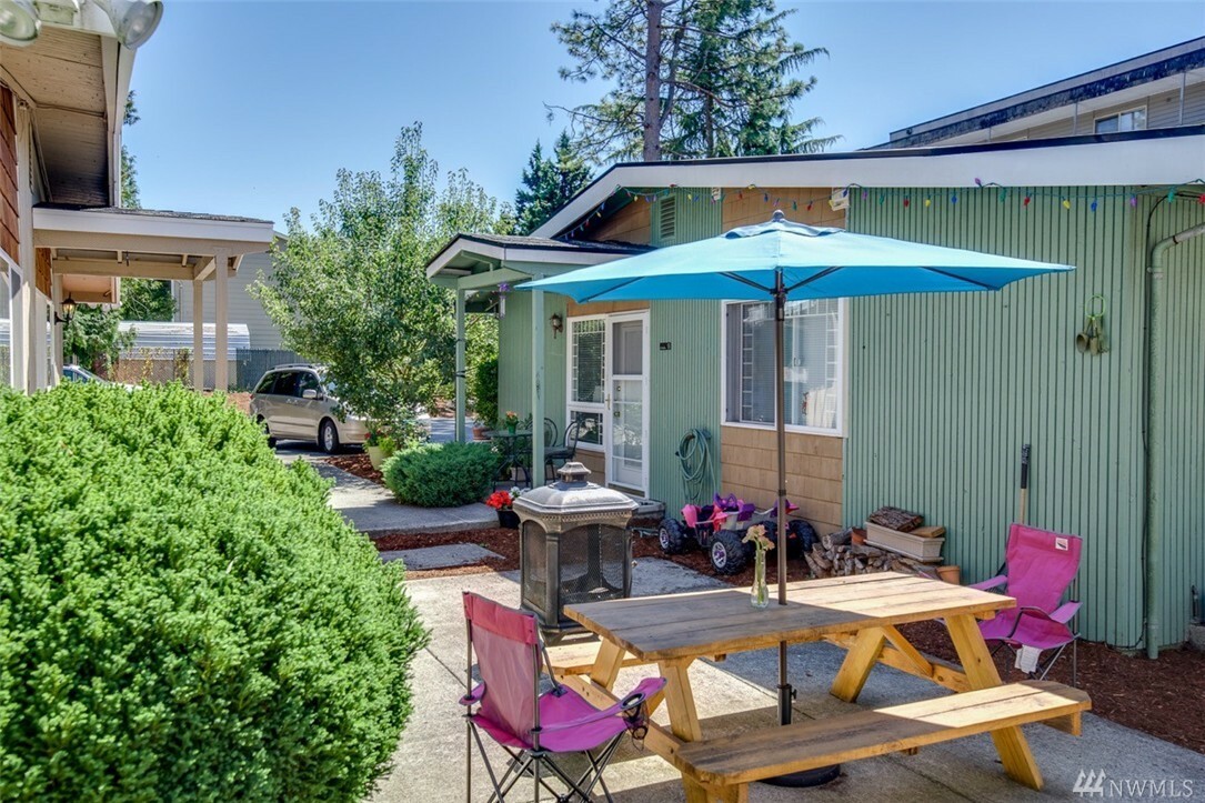 Property Photo:  205 1st Ave NW  WA 98027 