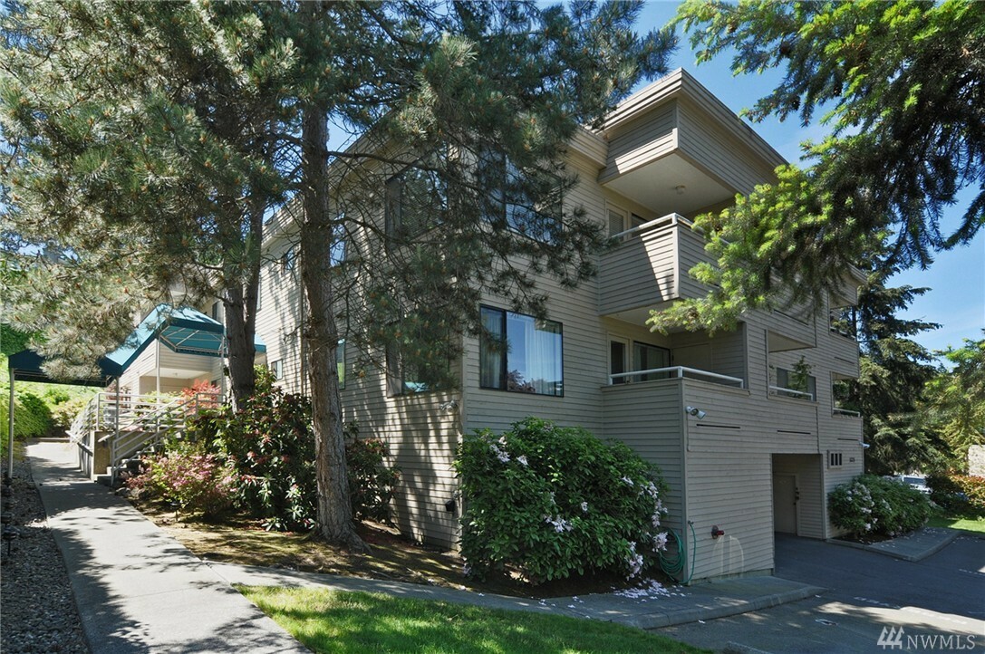 Property Photo: 5225 50th Ave NE 206 WA 98105