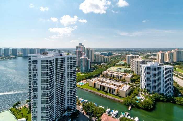Property Photo: 3500 Mystic Pointe Dr Lph2 FL 33180