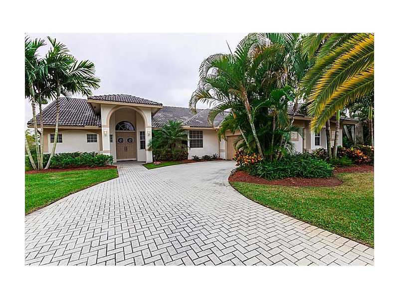 Property Photo: 880 Cypress Pointe Dr FL 33027