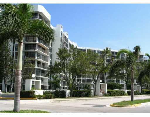 Property Photo: 800 Parkview Dr 402 FL 33009