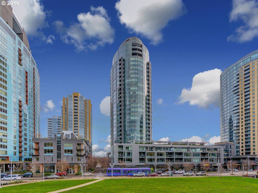 Property Photo:  3601 SW River Pkwy 700  OR 97239 