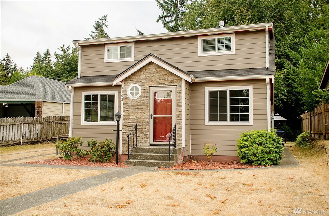 Property Photo:  1108 Tacoma Ave  WA 98366 