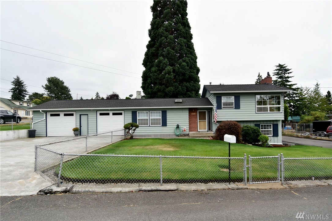 Property Photo:  1655 S 257th St  WA 98198 