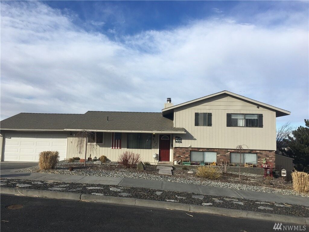 Property Photo:  922 S Balsam  WA 98837 