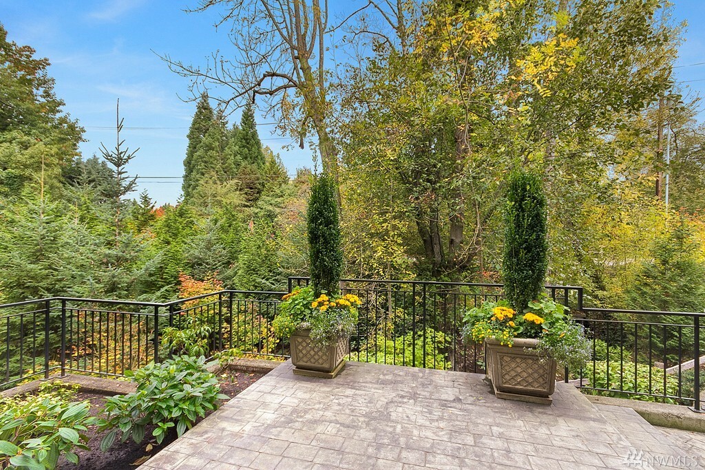 Property Photo:  8105 Overlake Dr W  WA 98039 