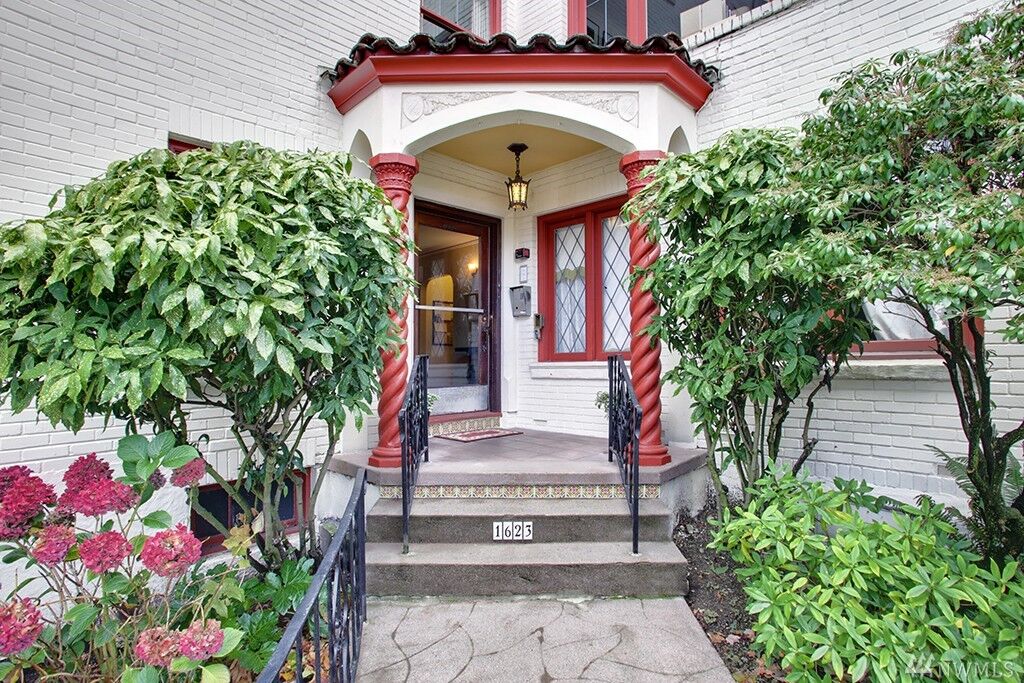 Property Photo: 1623 Taylor Avenue N 201 WA 98109