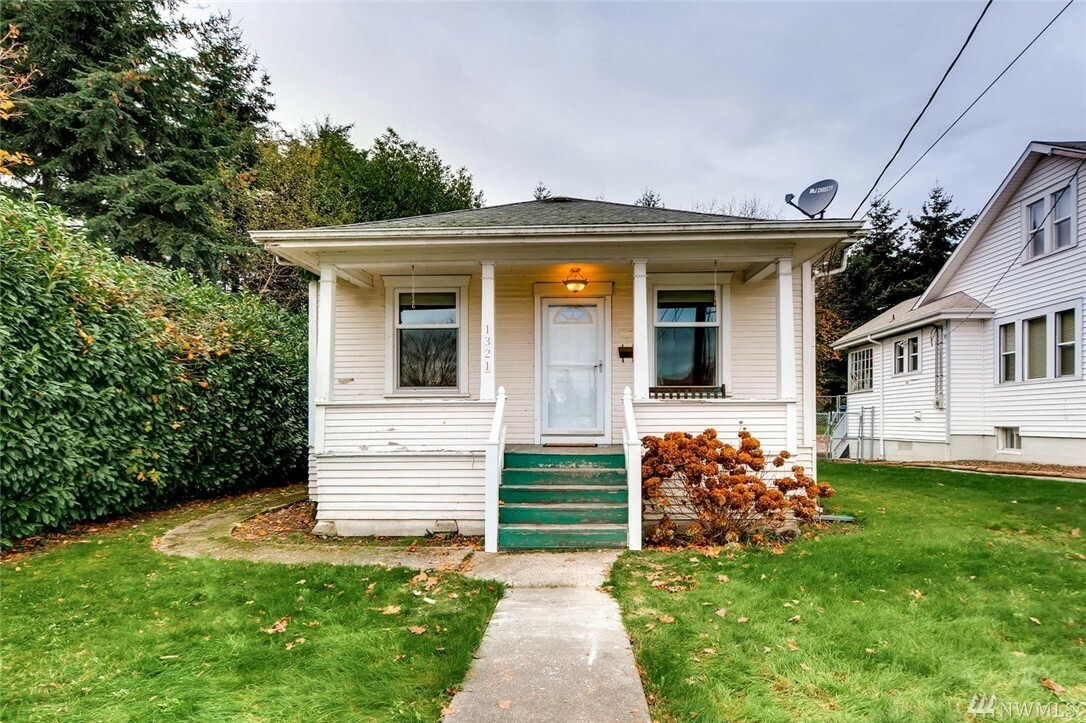 Property Photo:  1321 24th Ave S  WA 98144 