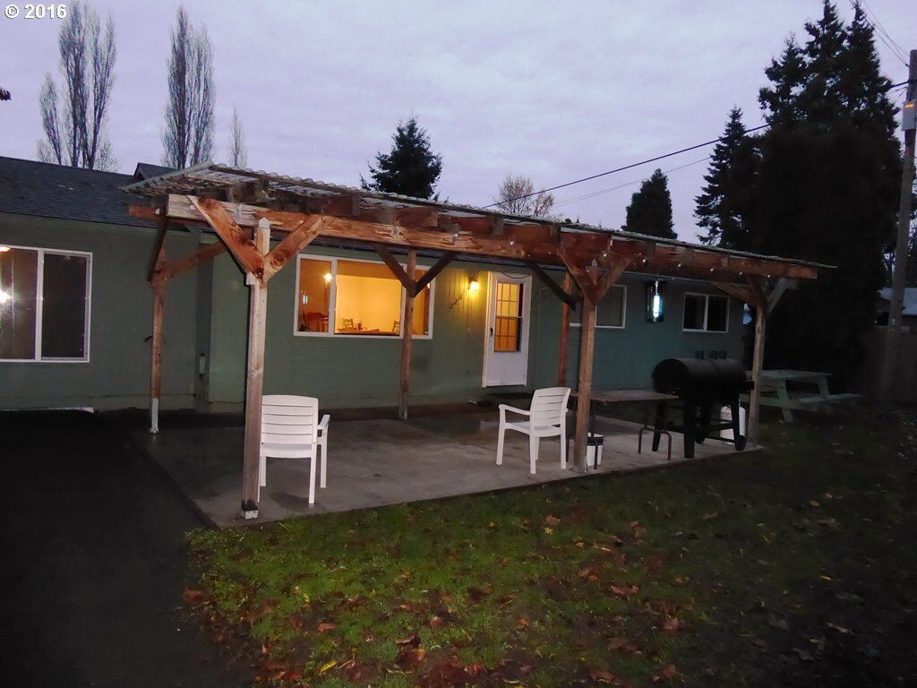 Property Photo: 2261 Wisconsin St OR 97402