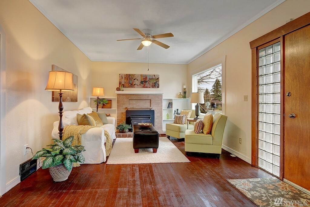 Property Photo: 2302 Pine St WA 98201